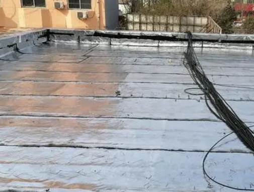 新沂卫生间漏水维修公司分享下新沂屋面楼顶防水刚性防水层施工要点。
